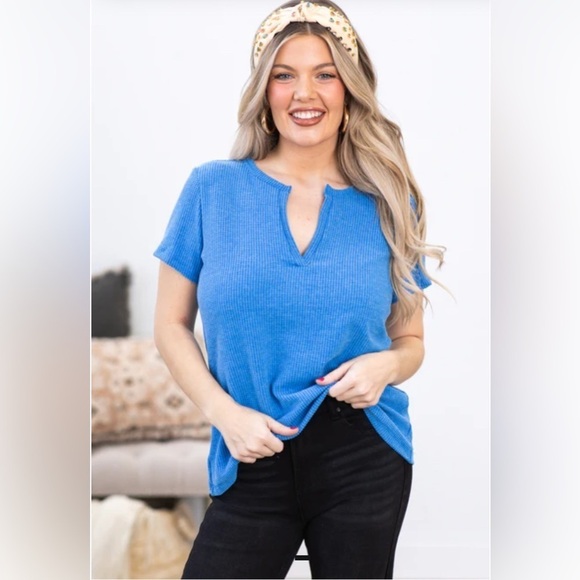 Zenana Outfitters Tops - Zenana Blue V-Neck Waffle Knit Short Sleeved Blouse. Sz XL